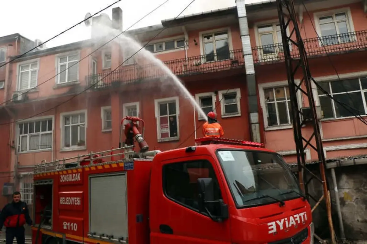 Kent Merkezinde Çıkan Yangın Paniğe Neden Oldu