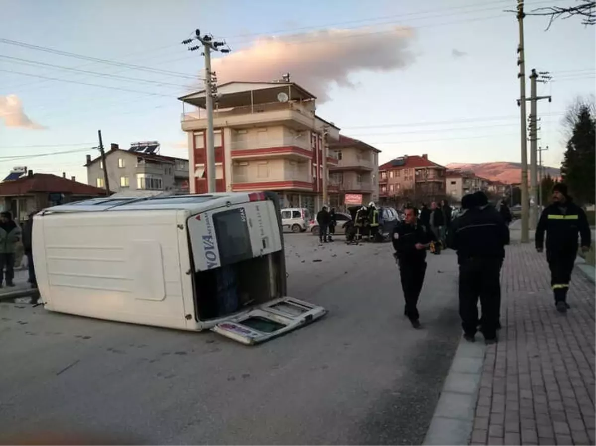 Kontrolsüz Kavşakta Feci Kaza: 6 Yaralı