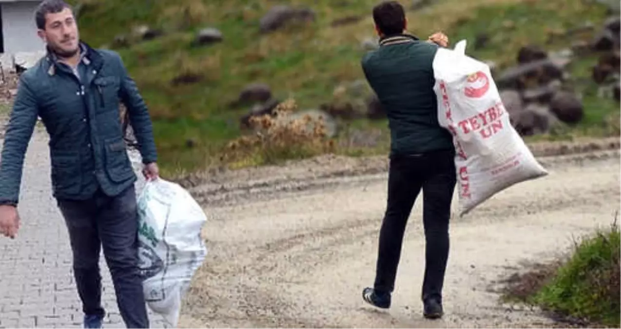 Sıfır Noktasındaki Köyde Yaşayan Genç, Mehmetçik Üşümesin Diye Mevzilere Odun Taşıdı