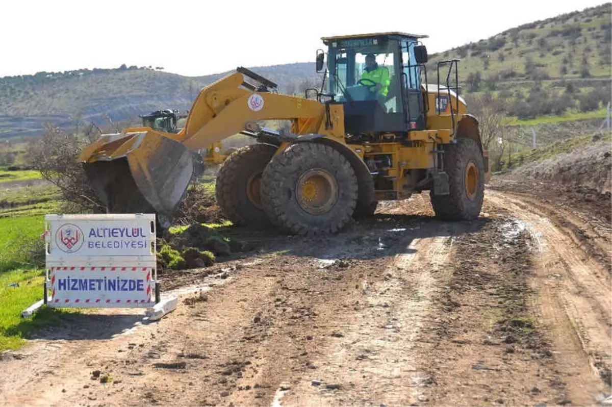 Parke ve Asfalt Yol Çalışmaları Hızla Devam Ediyor