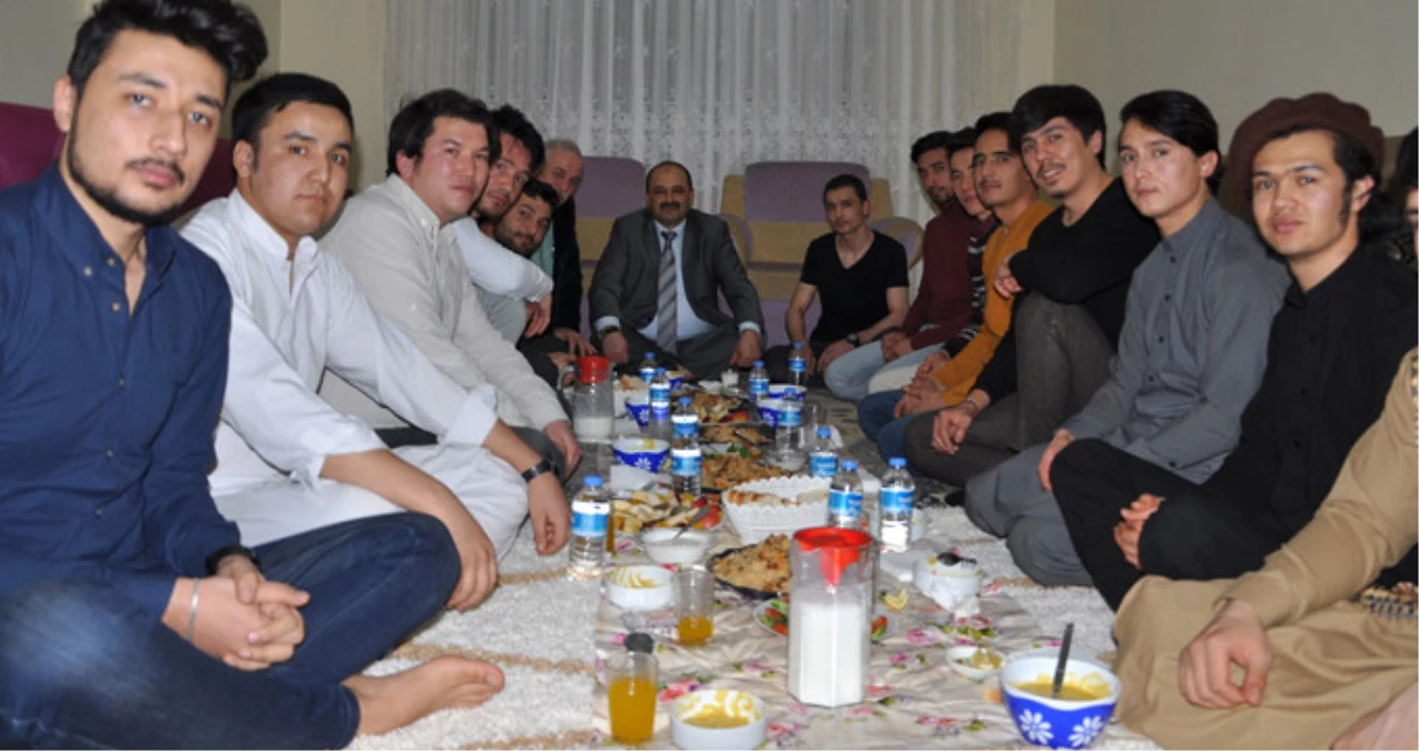 Rektörden Afgan ve Doğu Türkistanlı Öğrencilere Ev Ziyareti! Yer Sofrasında Türkistan Pilavı Yediler