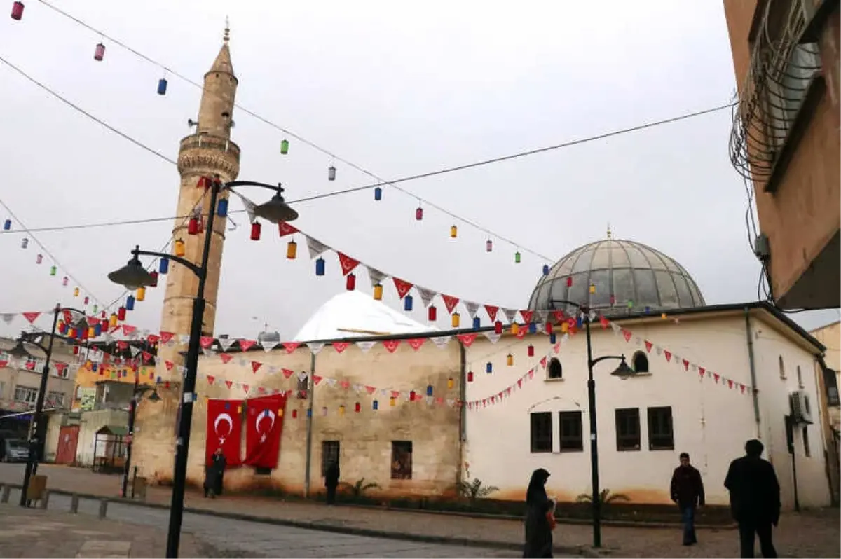 Saldırıya Uğrayan Camide Ezan Susmadı