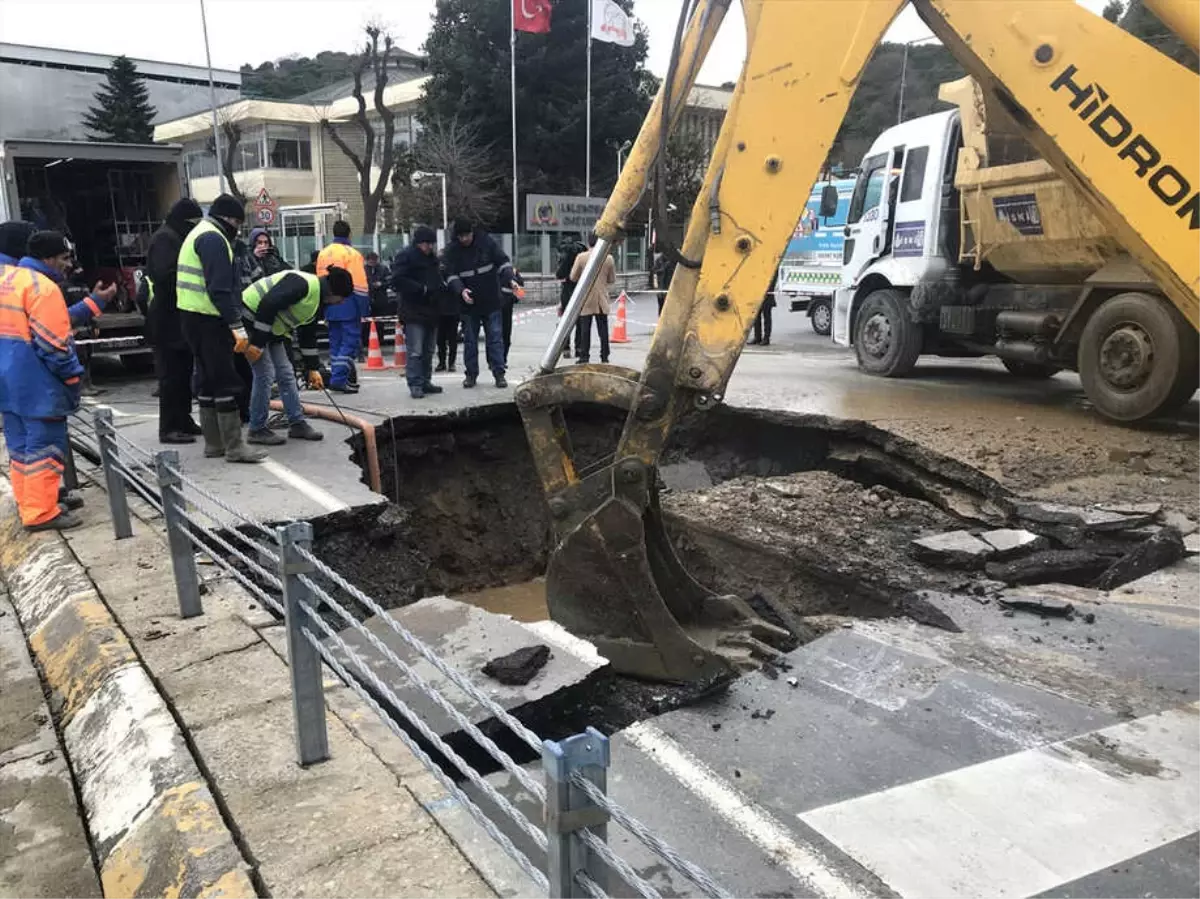 Sarıyer\'deki Yol Çökmesi