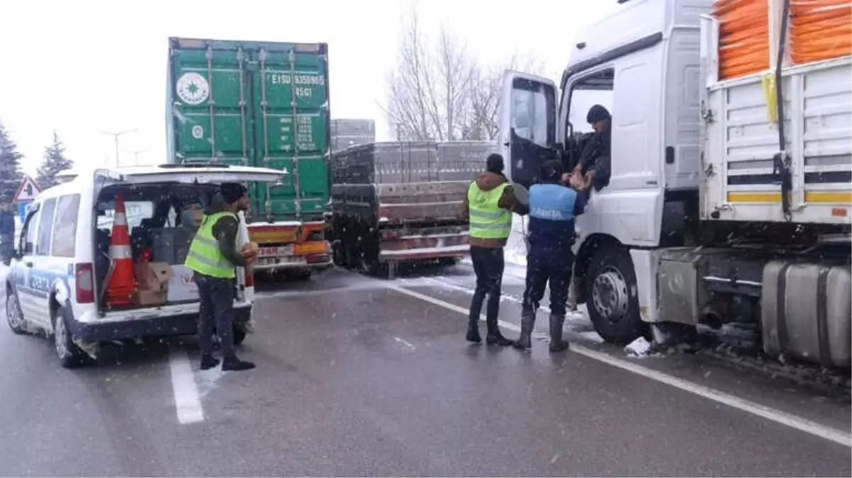 Seydişehir Belediyesinden Yolda Kalan Vatandaşlara Kumanya