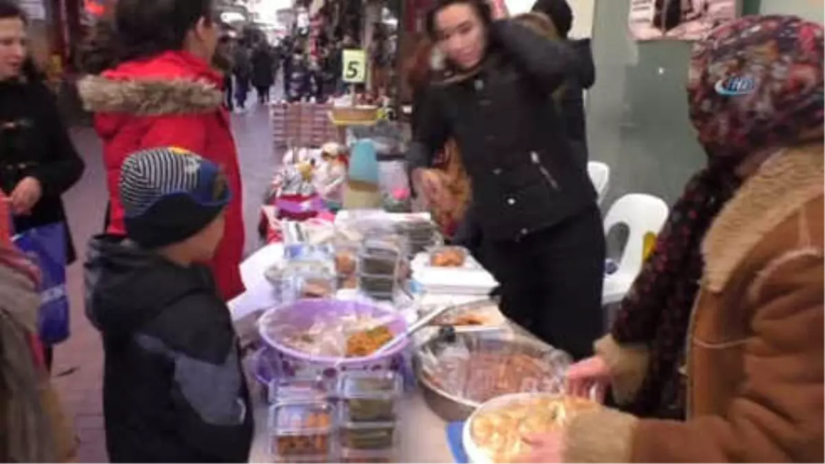 Sokak Canlılarına Destek İçin Kermes Yapıp Soyundular