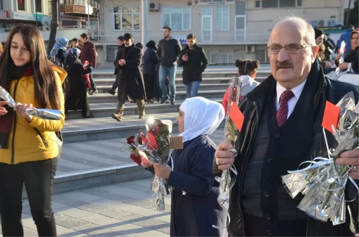 Suriyeliler, Zeytin Dalı Harekatı İçin Gül Dağıtarak Teşekkür Etti