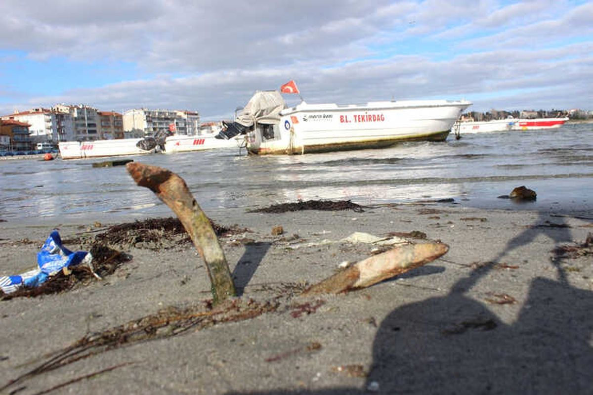Tekirdağ\'da Deniz 15 Metre Çekildi