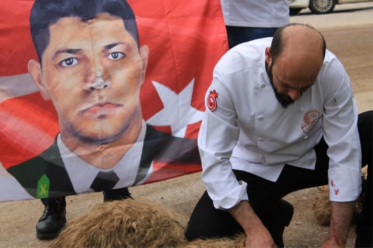 Uşak\'ın Gönüllü Aşçıları Zeytin Dalı Harekatı İçin Sınırda Kurban Kesti