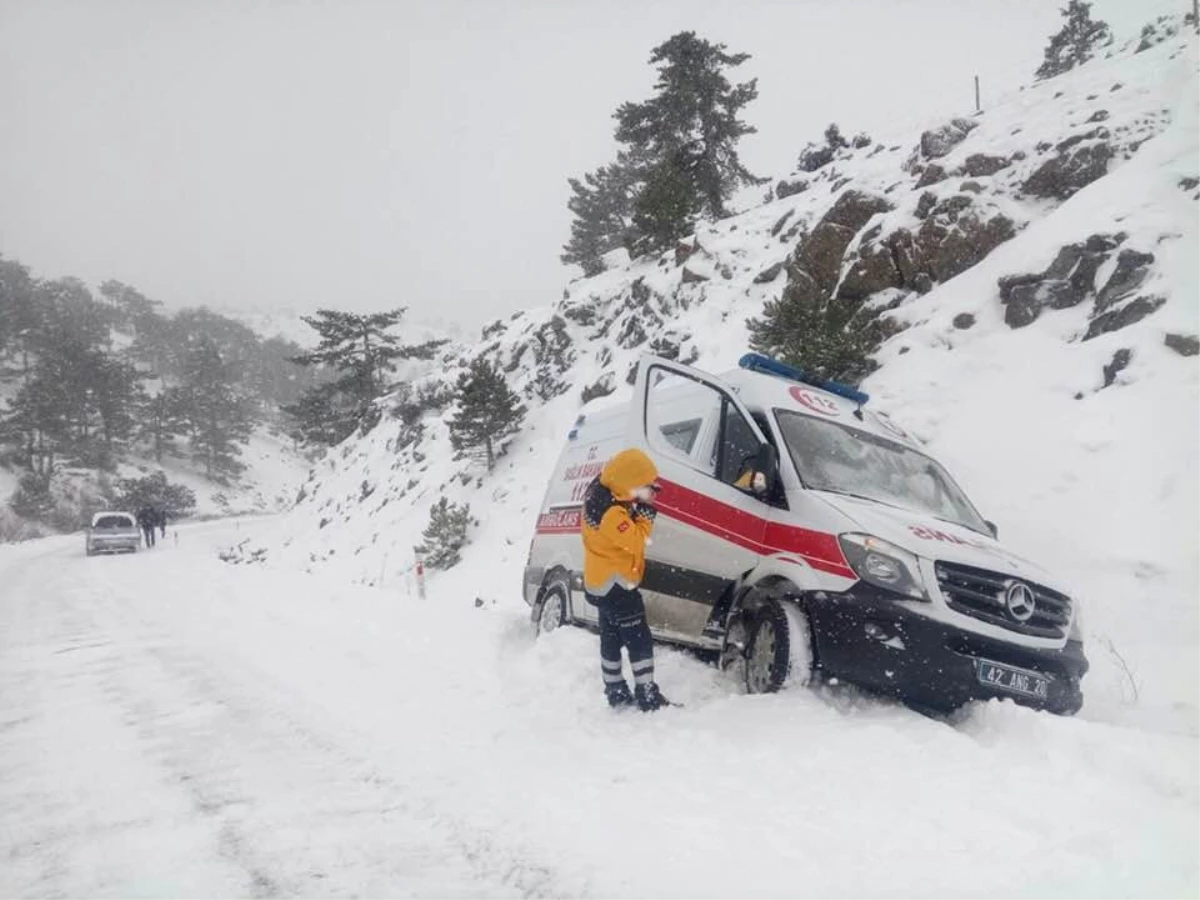 Yolda Mahsur Kalan Ambulansı Belediye Ekipleri Kurtardı