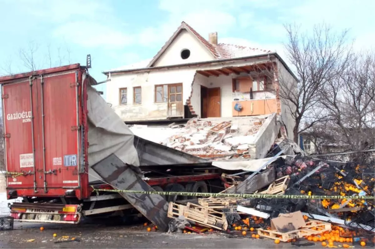 Yozgat\'ta Portakal Yüklü Tır Binaya Girdi: 1 Yaralı