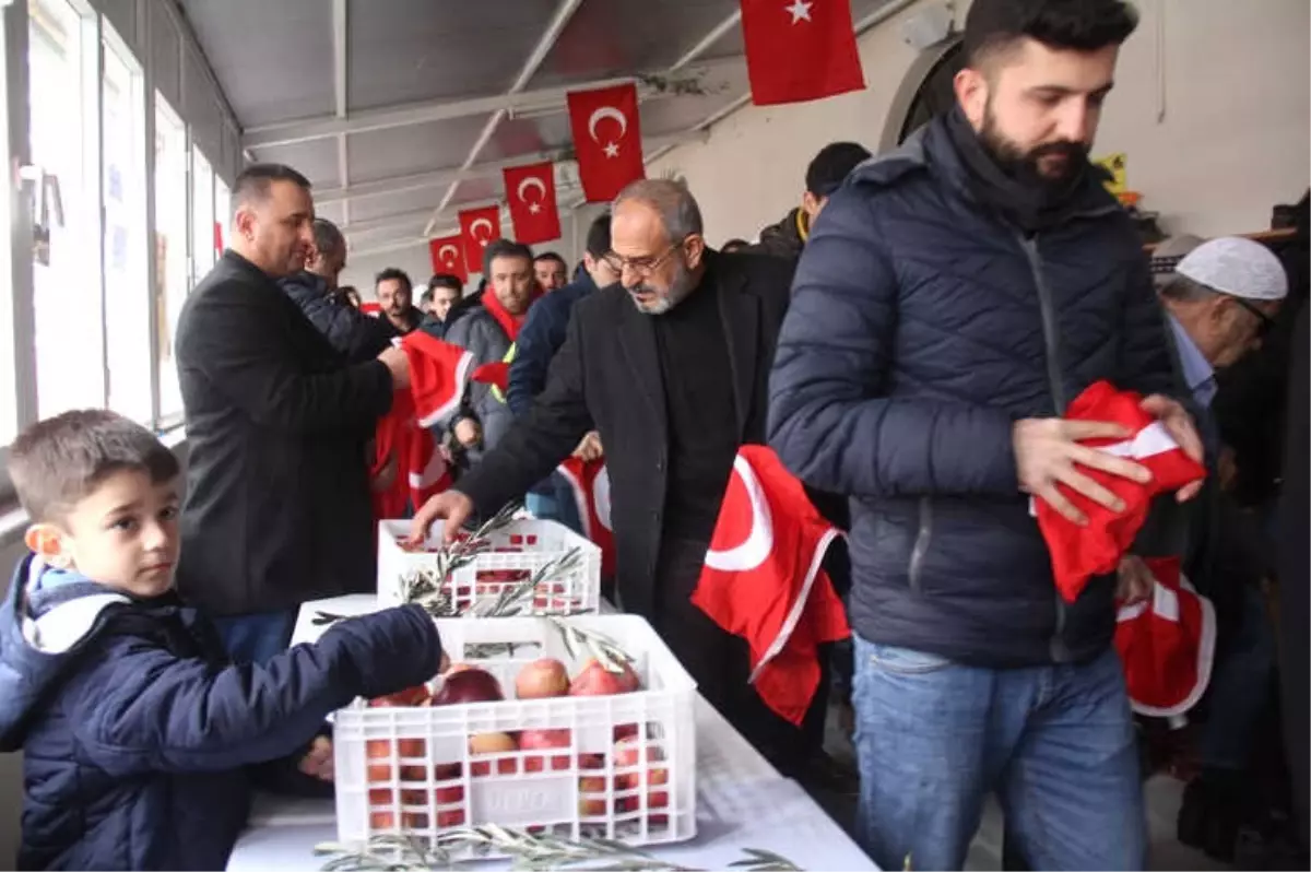 Zeytin Dalı Harekatı\'na Destek İçin Türk Bayrağı ve Kızılema Dağıttılar