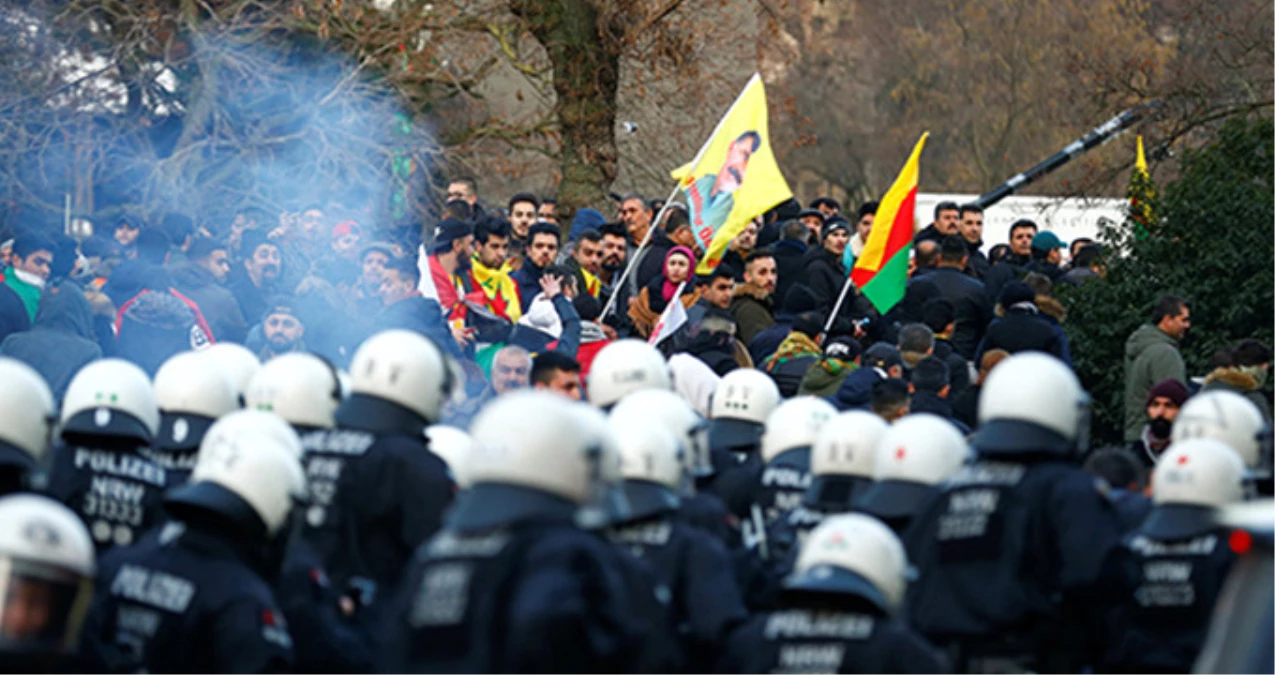 Almanya\'da Sokağa Çıkan PKK Yandaşları Polisi Görünce Arkalarına Bakmadan Kaçtı