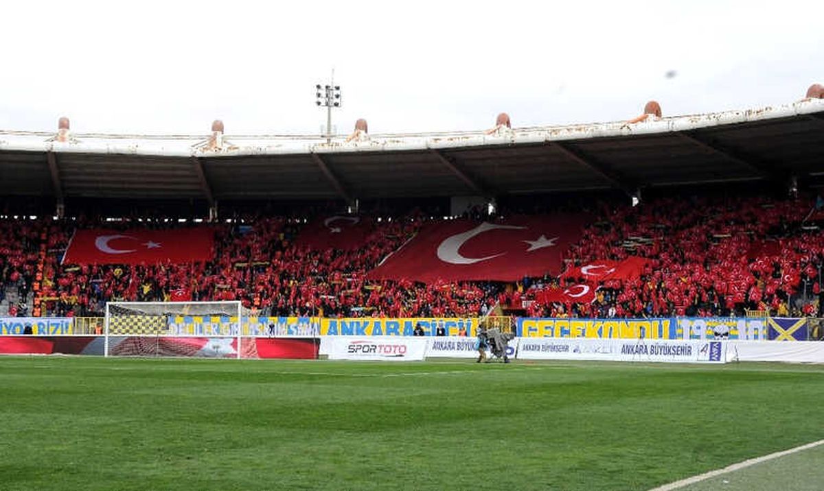 Ankaragücü Taraftarından Afrin\'deki Mehmetçiğe Bayraklı Selam