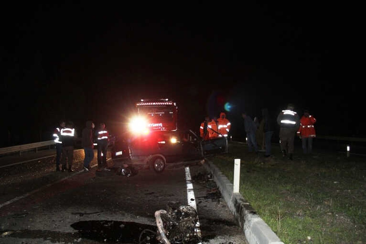 Ayvalık\'ta Orta Refüjü Aşan Otomobil Süt Tankerine Çarptı; Feci Kaza; 2 Ölü, 2 Yaralı