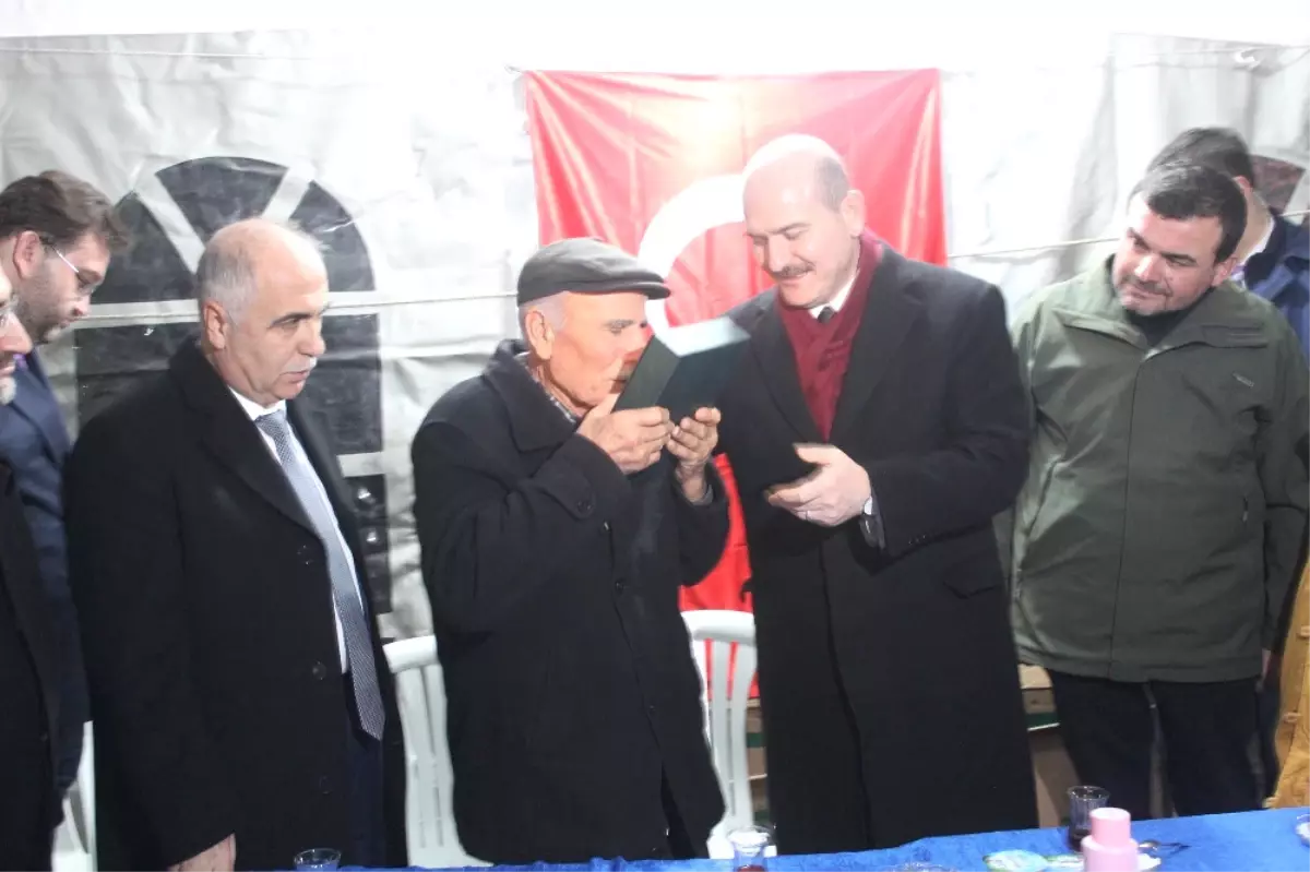 Bakan Soylu, Bitlis Şehidinin Baba Evini Ziyaret Etti