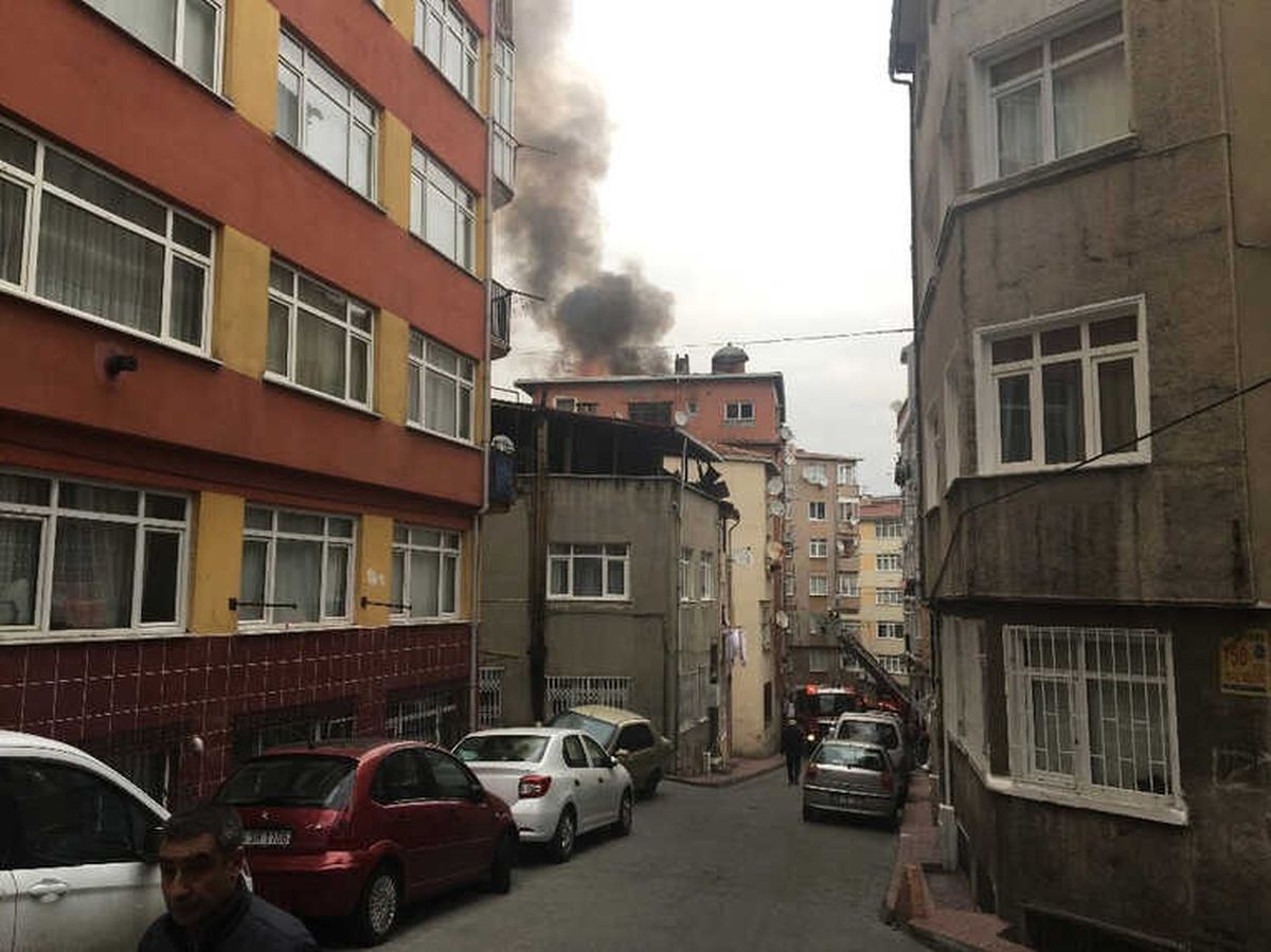 Beyoğlu\'nda Bir Binanın Çatısı Alev Alev Yandı