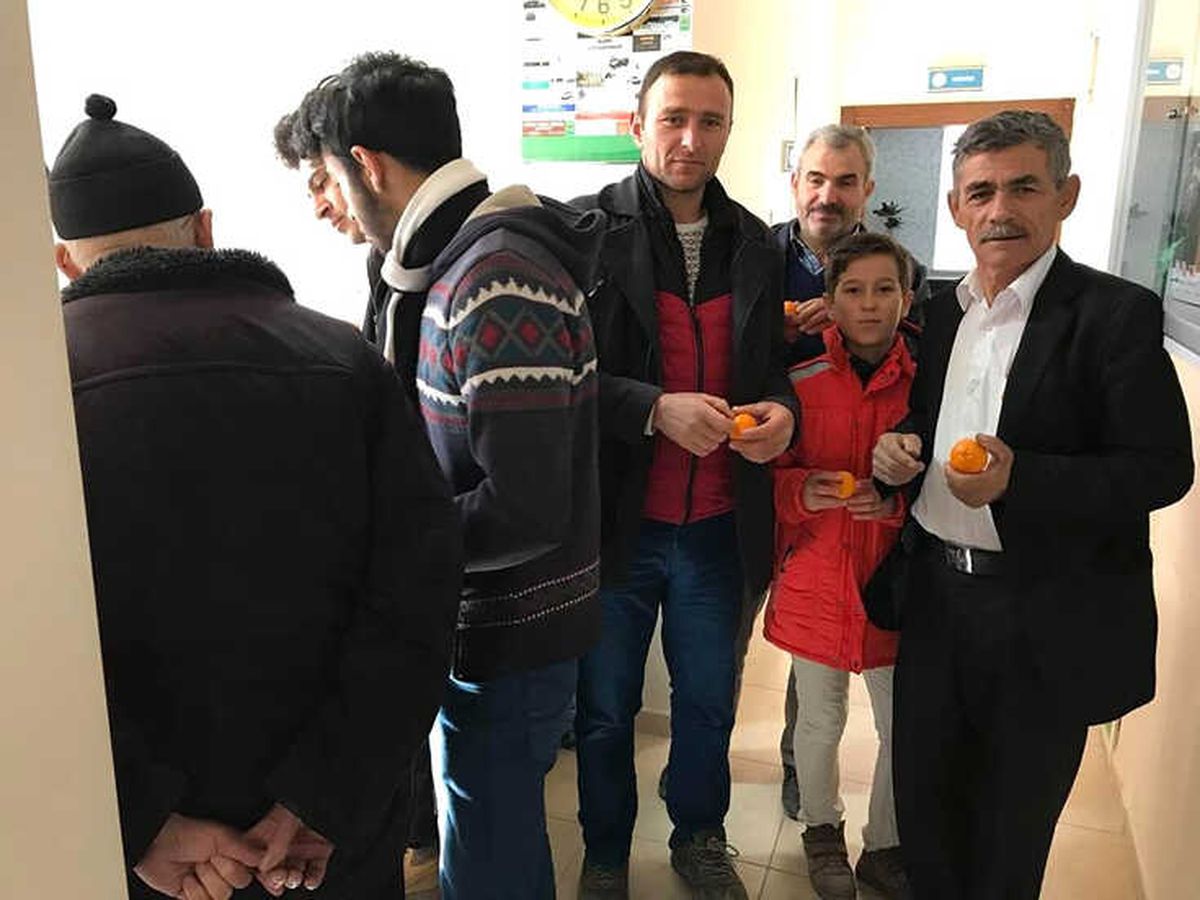 Çiftçiler Çayını İçip Meyvesini Yerken, Memurlar İşlerini Halletti