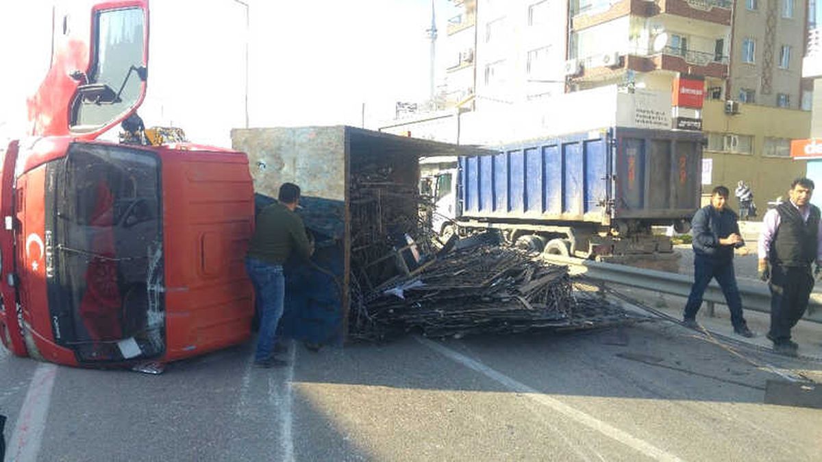 Devrilen Kamyonet Şehirlerarası Yolu Trafiğe Kapattı