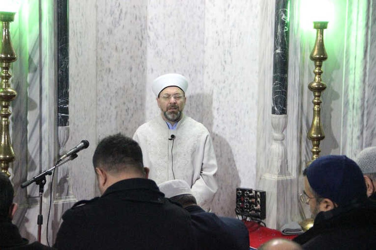 Diyanet İşleri Başkanı Ali Erbaş, Balıklıgöl\'de Sabah Namazını Kıldırıp Askerler İçin Dua Okudu