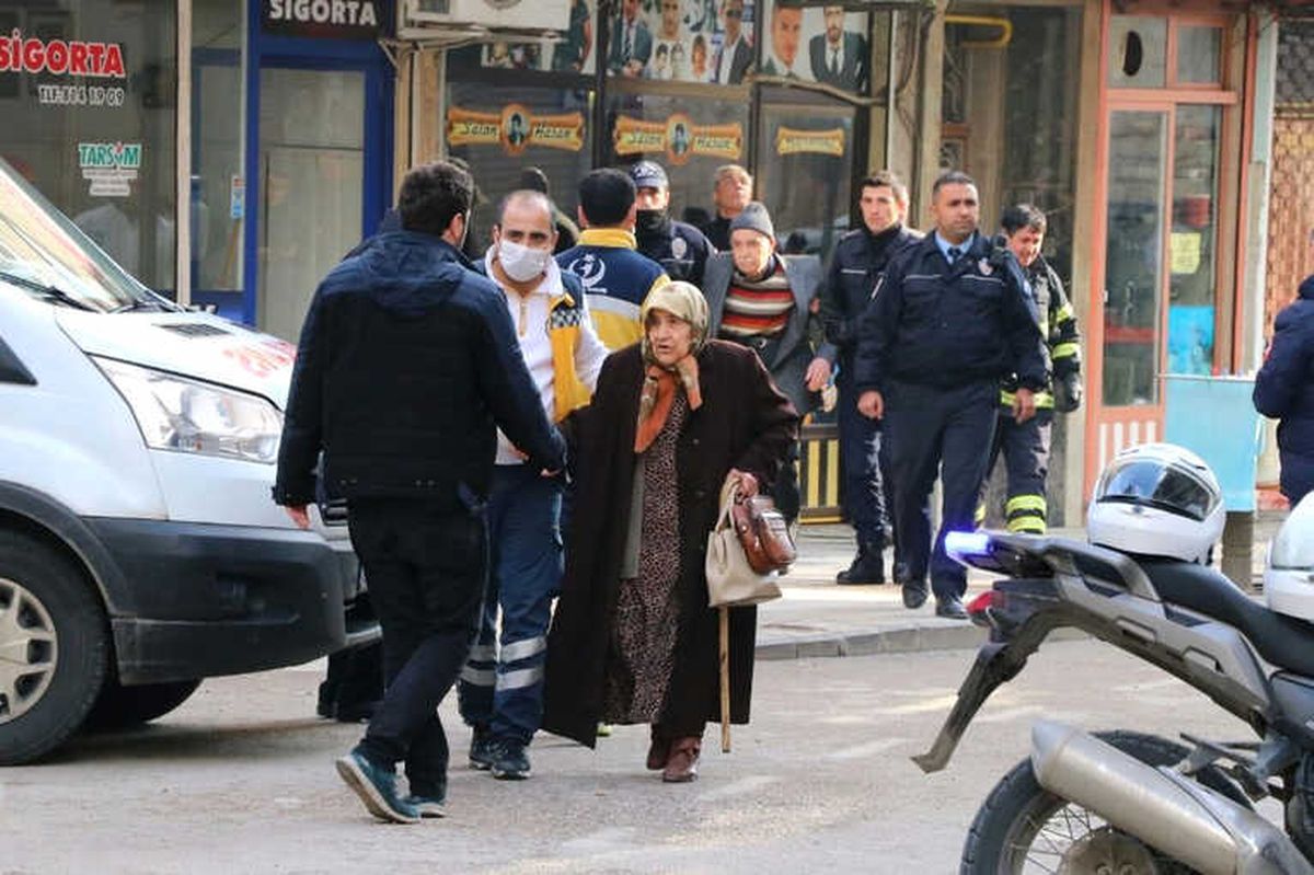 Genelkurmay Başkanı Hulisi Akar\'ın Ziyaret Ettiği Valilik Yakınına Roket Düştü