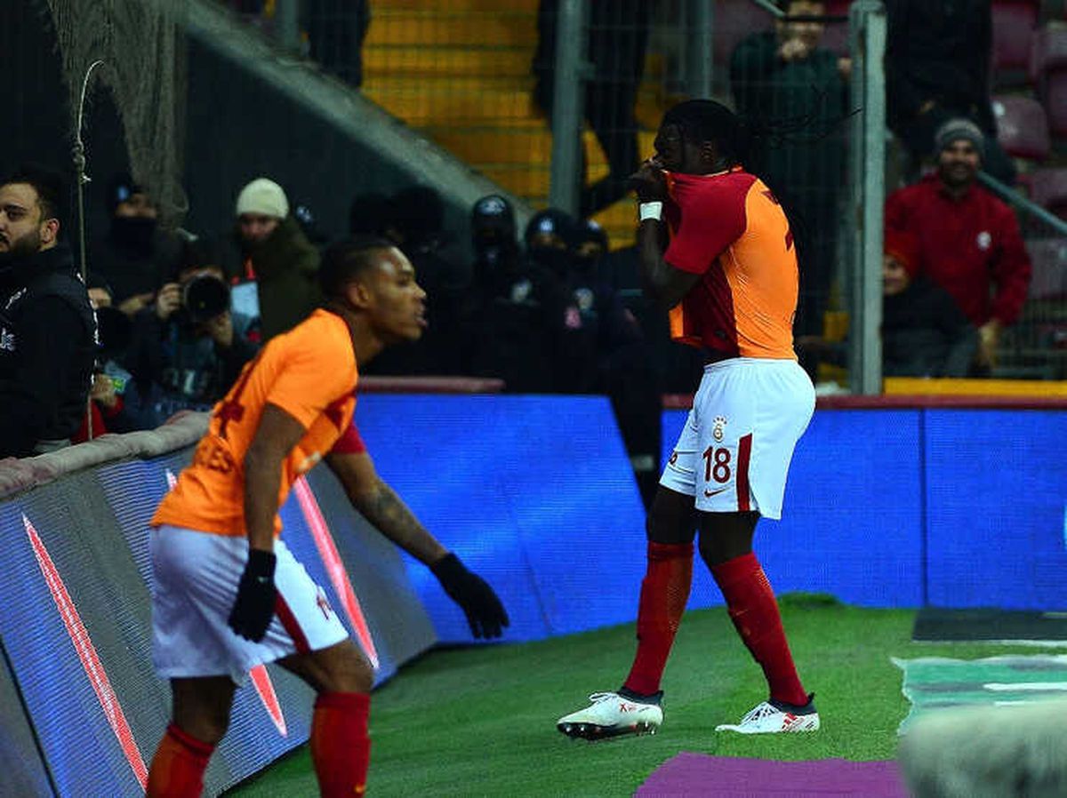 Gomis\'ten \'Para\' Göndermesi