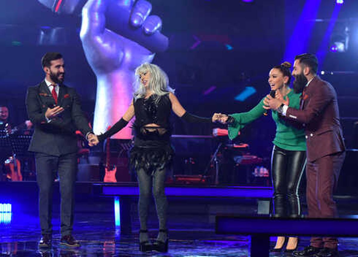 Hadise ve Yıldız Tilbe Yarışmacılarla Horon Tepti!