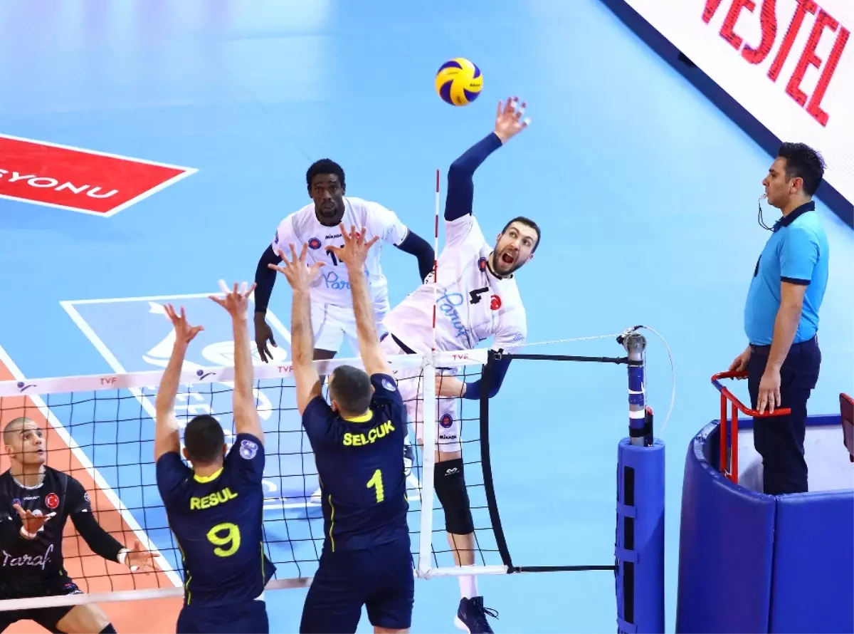 Halkbank Fenerbahçe\'ye Set Vermedi