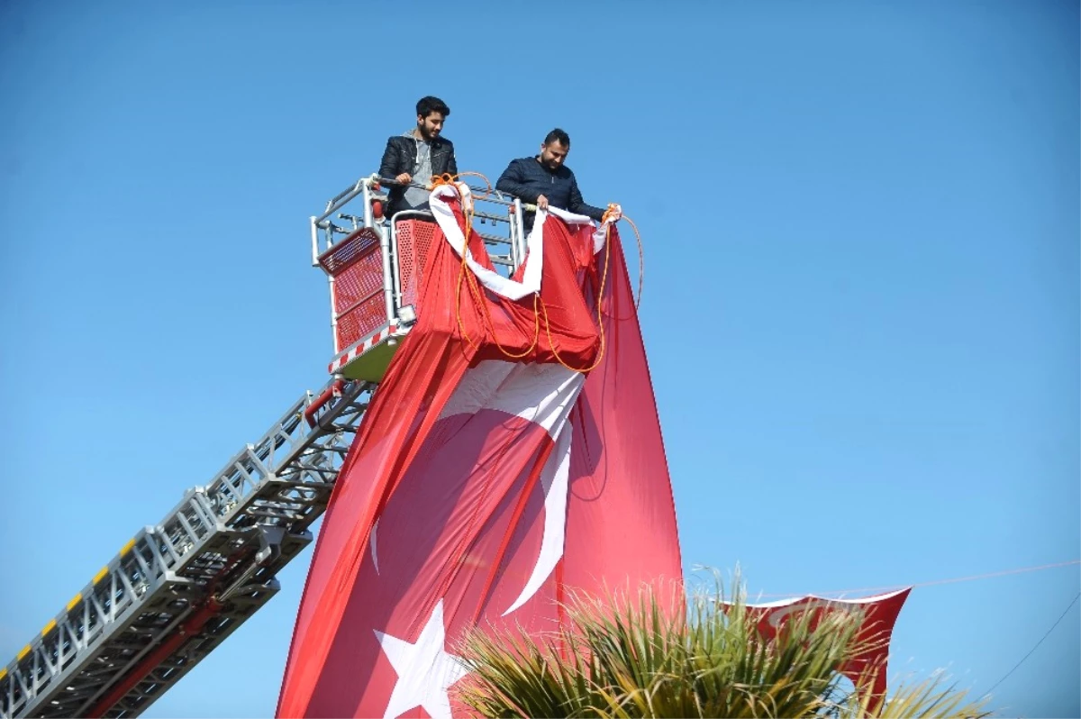 Hatay\'da Mehmetçiğin Geçiş Güzergahlarına Dev Türk Bayrakları Asıldı