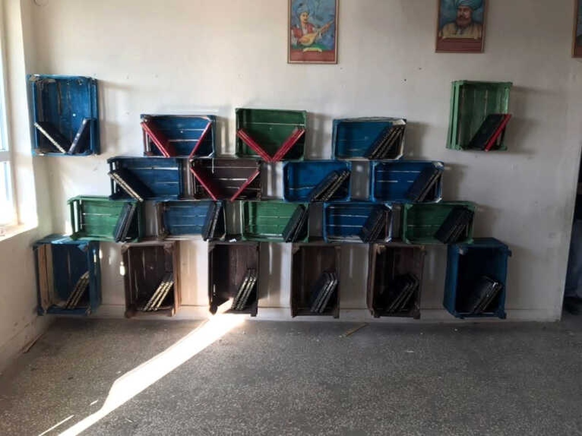 Meyve Kasalarından Kütüphaneye Raf Yapıldı