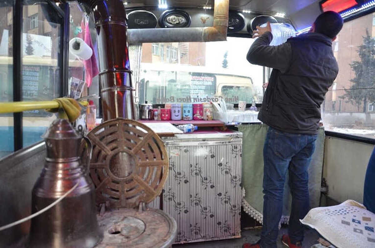 Kafe Minibüs Görenleri Şaşırtıyor