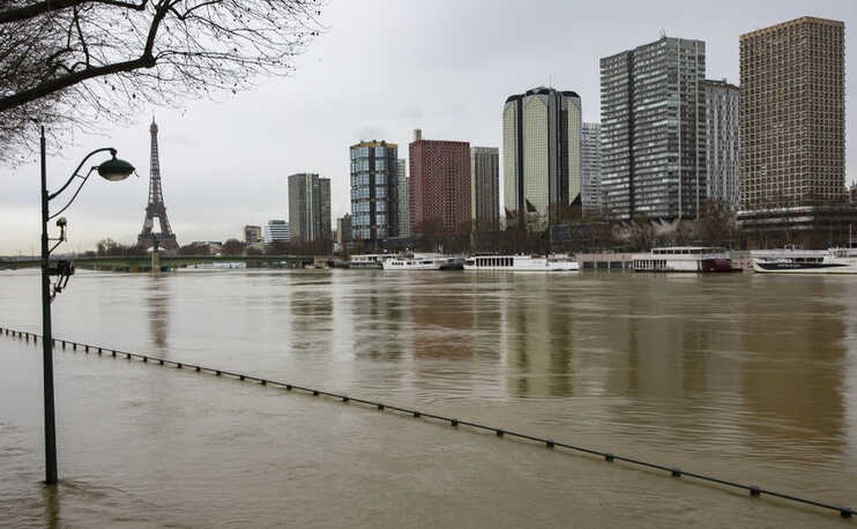 Paris\'in Sembolü Seine Nehri Taştı