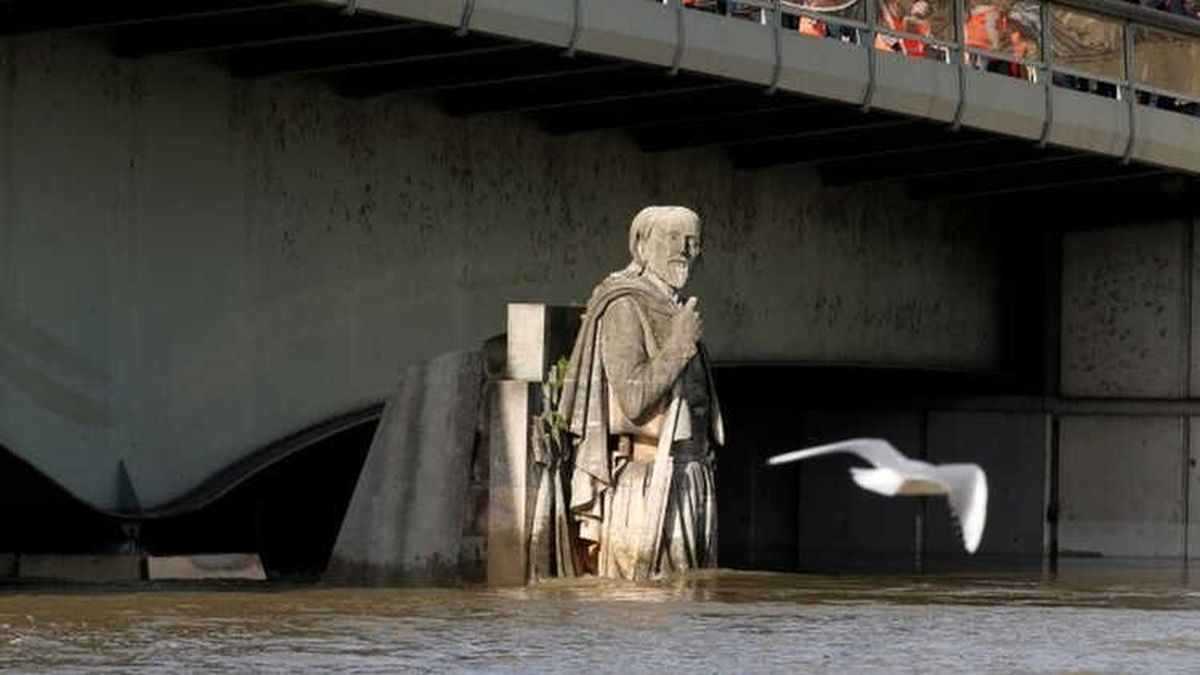 Paris\'te Seine Nehri \'Taşmak Üzere\'