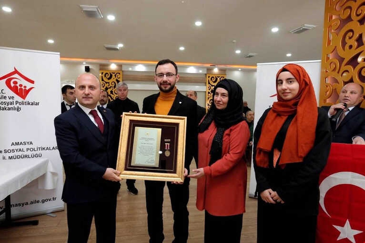 Şehit Aileleri ile Gaziye Gurur Madalyası