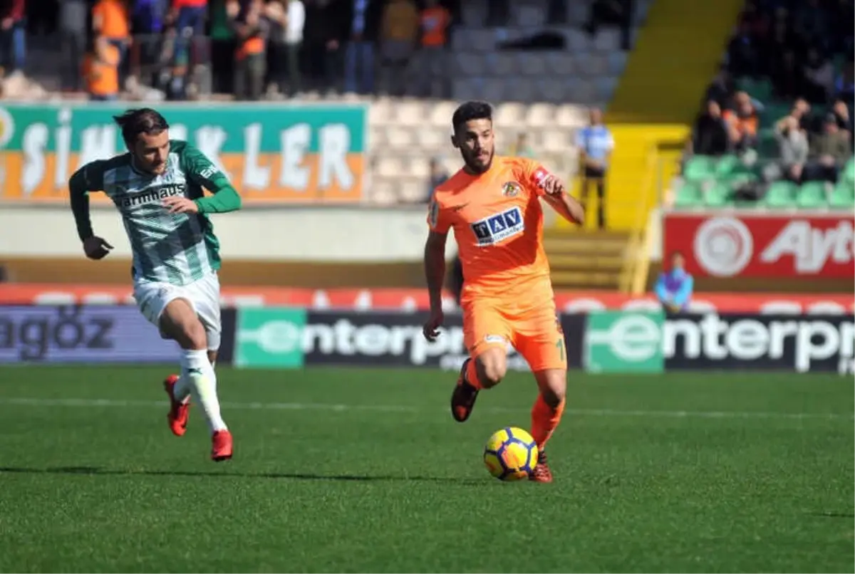 Süper Lig: A. Alanyaspor: 1 - Bursaspor: 1 (İlk Yarı)