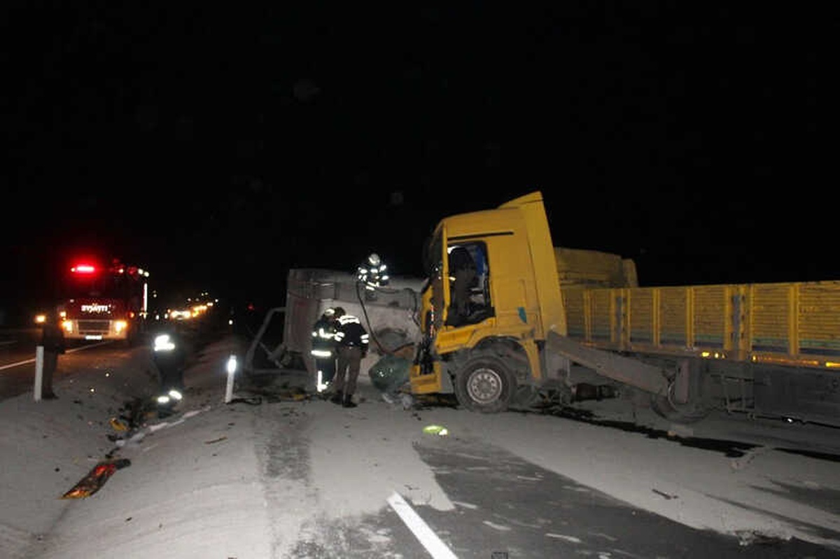 Traktörden Kaçtı Tırla Çarpıştı: 3 Yaralı
