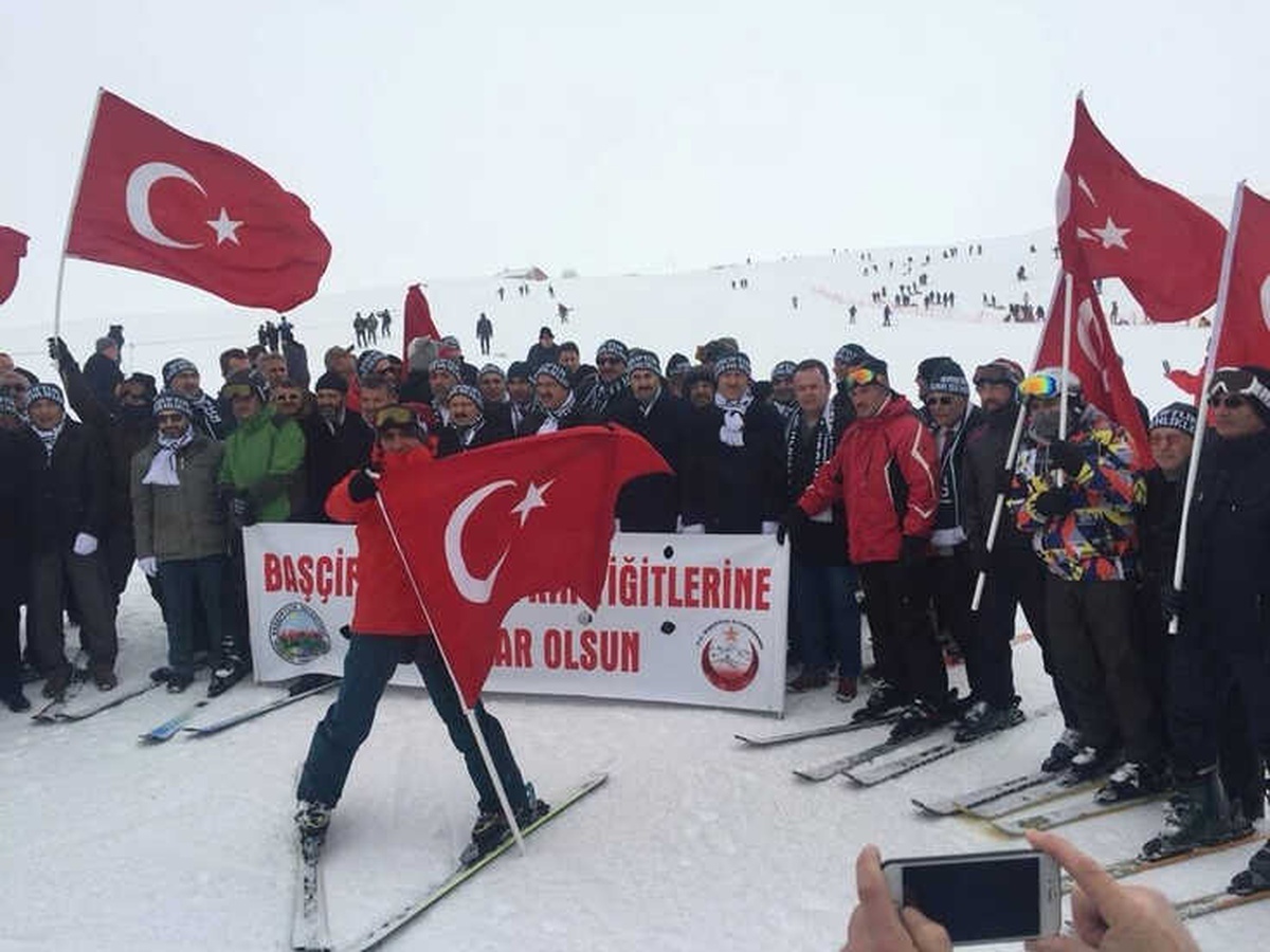 Türk Bayrakları ve Afrin Pankartı ile Kayak