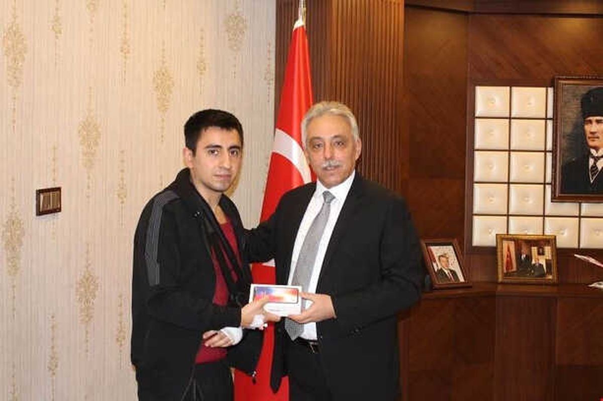 Vali Toprak Yaralı Askere Cep Telefonu Hediye Etti