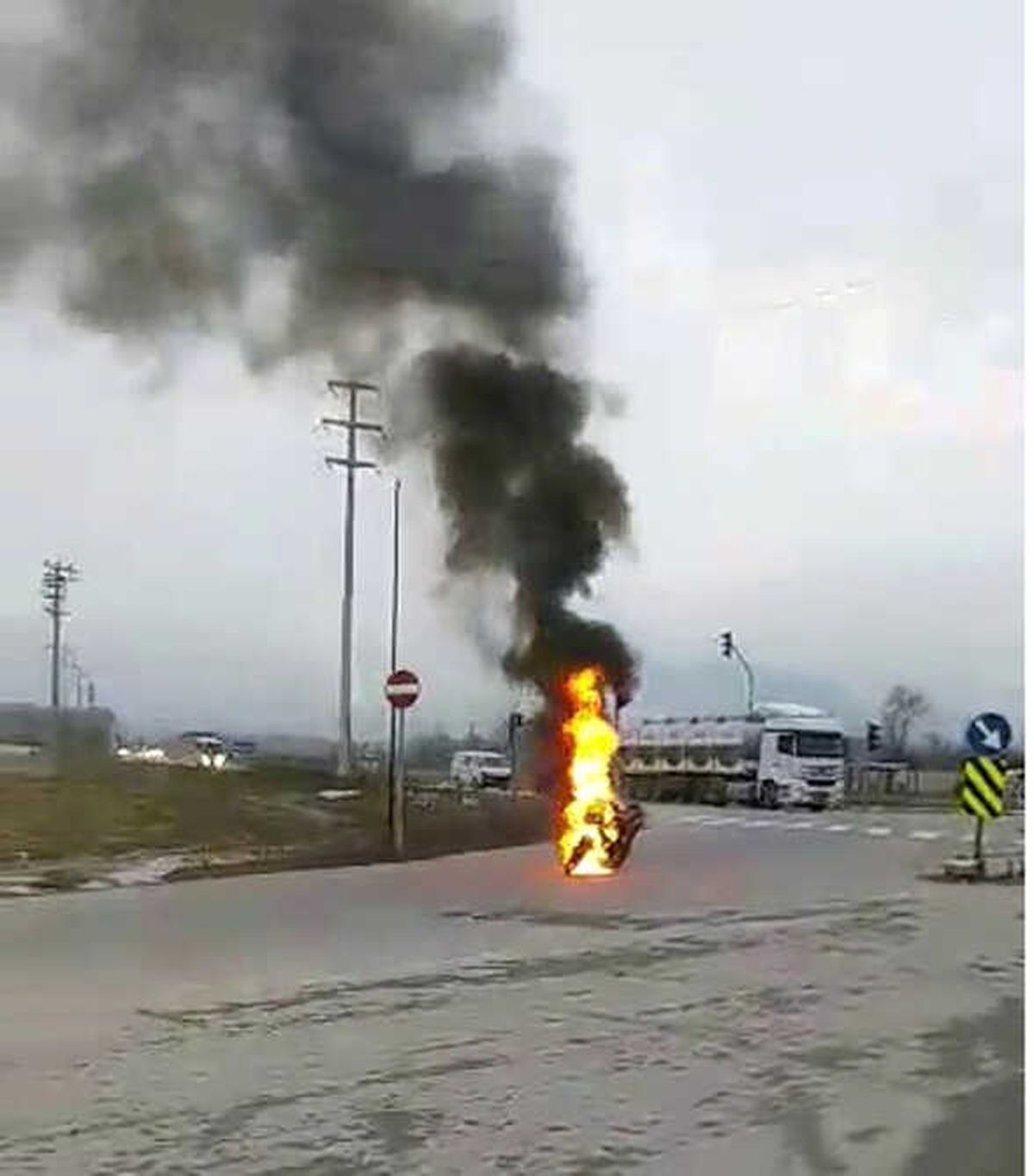 Yanan Motorunu Söndürmek İsteyen Suriyeli Gencin Çaresizce Koşuşturması Yürekleri Burktu
