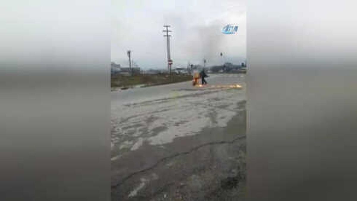Yanan Motorunu Söndürmek İsteyen Suriyeli Gencin Çaresizliği Kameralara Böyle Yansıdı