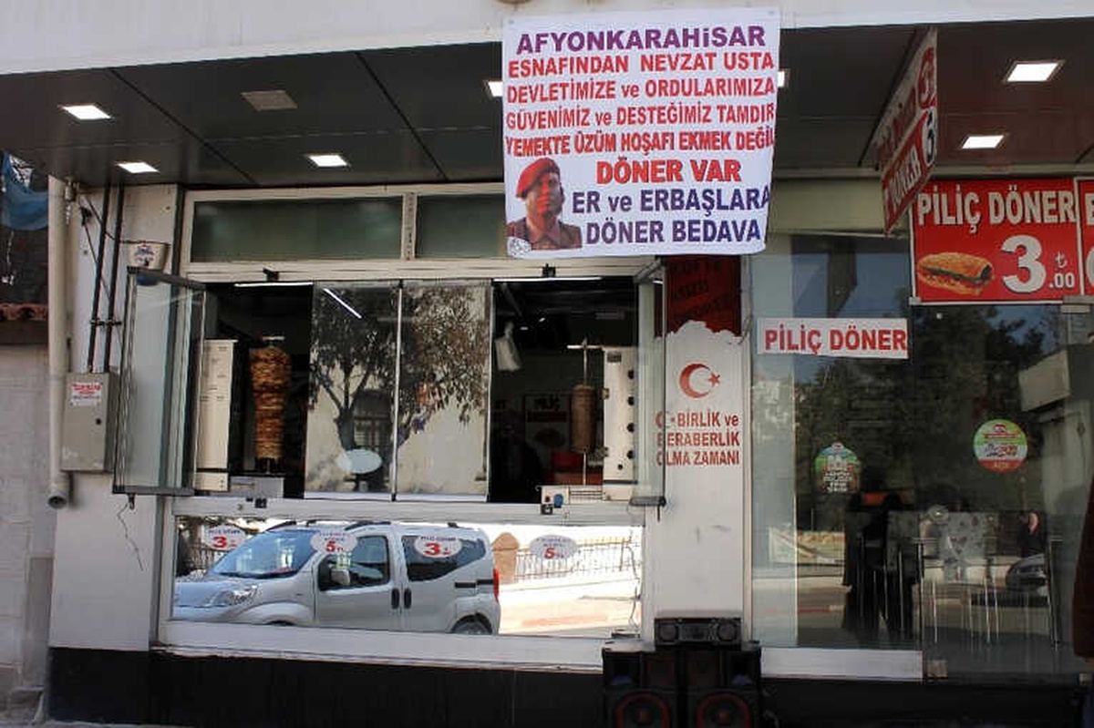 Yemekte Üzüm Hoşafı, Ekmek Değil Döner Var"