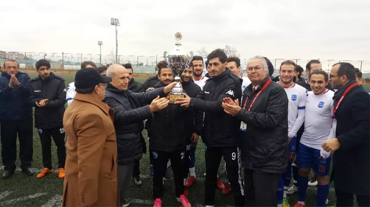 Amatör Ligi Şampiyon Tamamlayan Büyükçekmece Belediyespor Kupasını Aldı