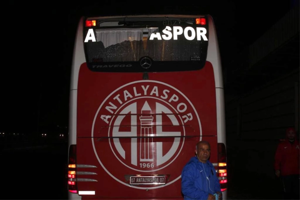 Antalyasporlu Oyuncuları Taşıyan Otobüs Taşlı Saldırıya Uğradı