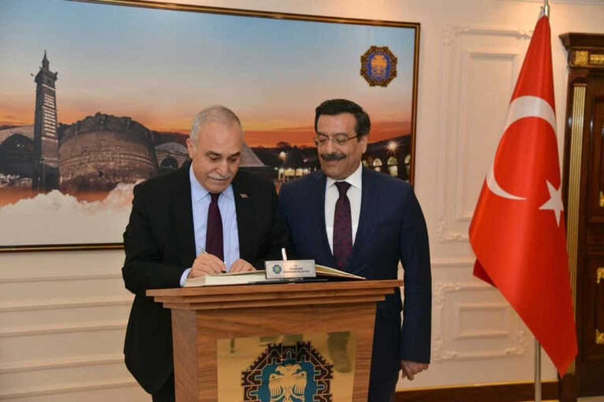 Bakan Fakıbaba Büyükşehir Belediye Başkanı Atilla\'yı Ziyaret Etti