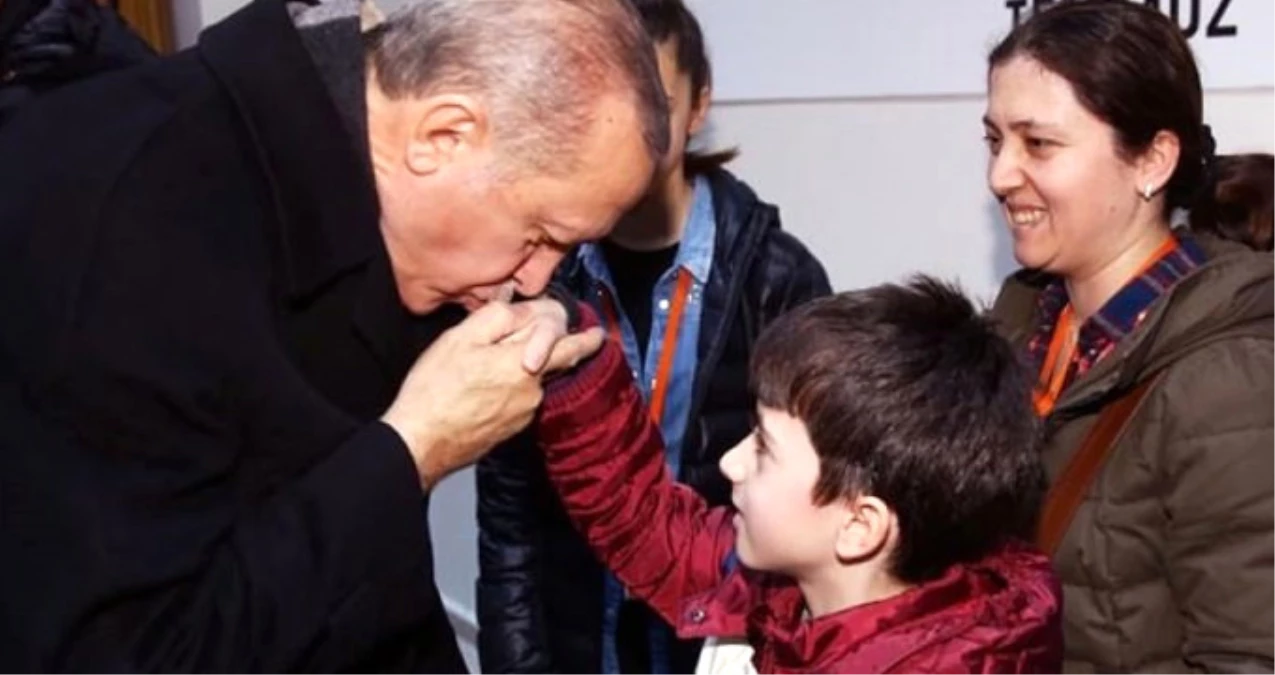 Erdoğan, Şehit Oğlunun Elini Öptü