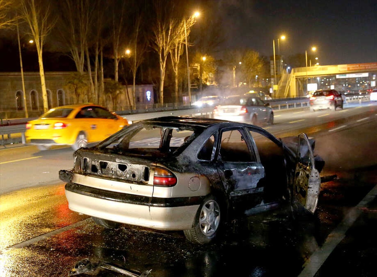 Fatih\'te Polis Aracına Çarpan Otomobil Yandı