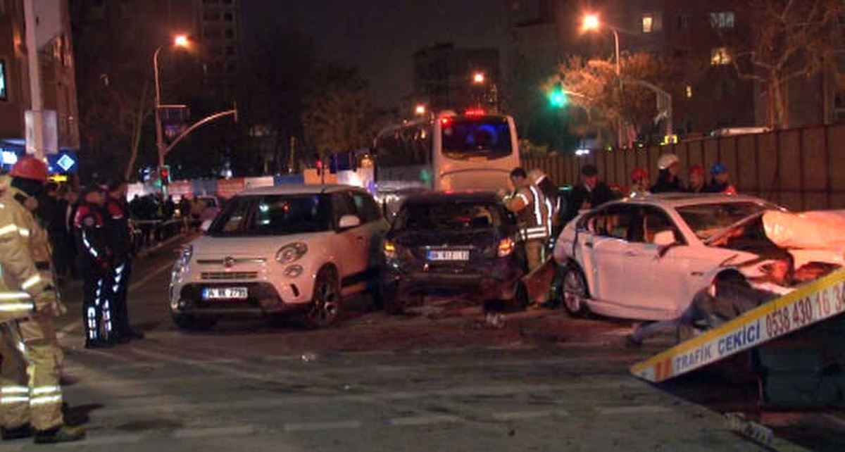 Kadıköy\'de Zincirleme Trafik Kazası: 6 Yaralı