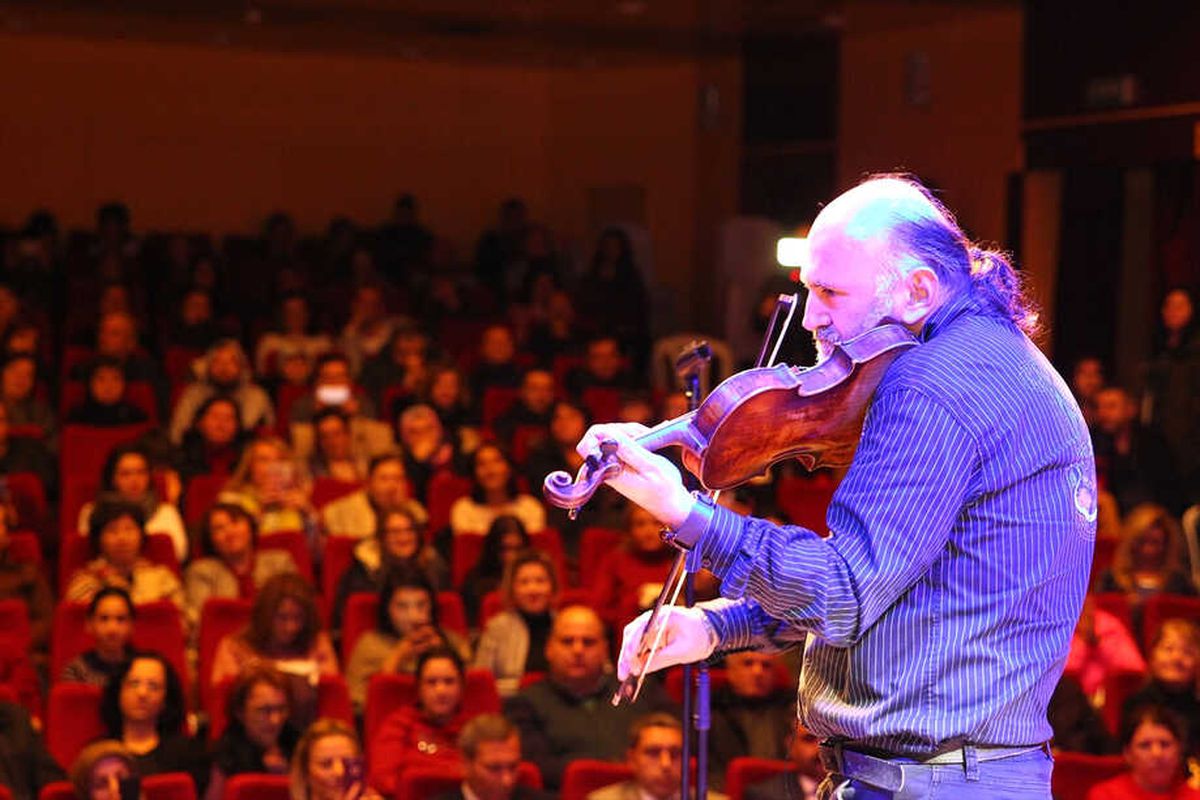 Kemanıyla Birçok Ülkede Konser Verdi