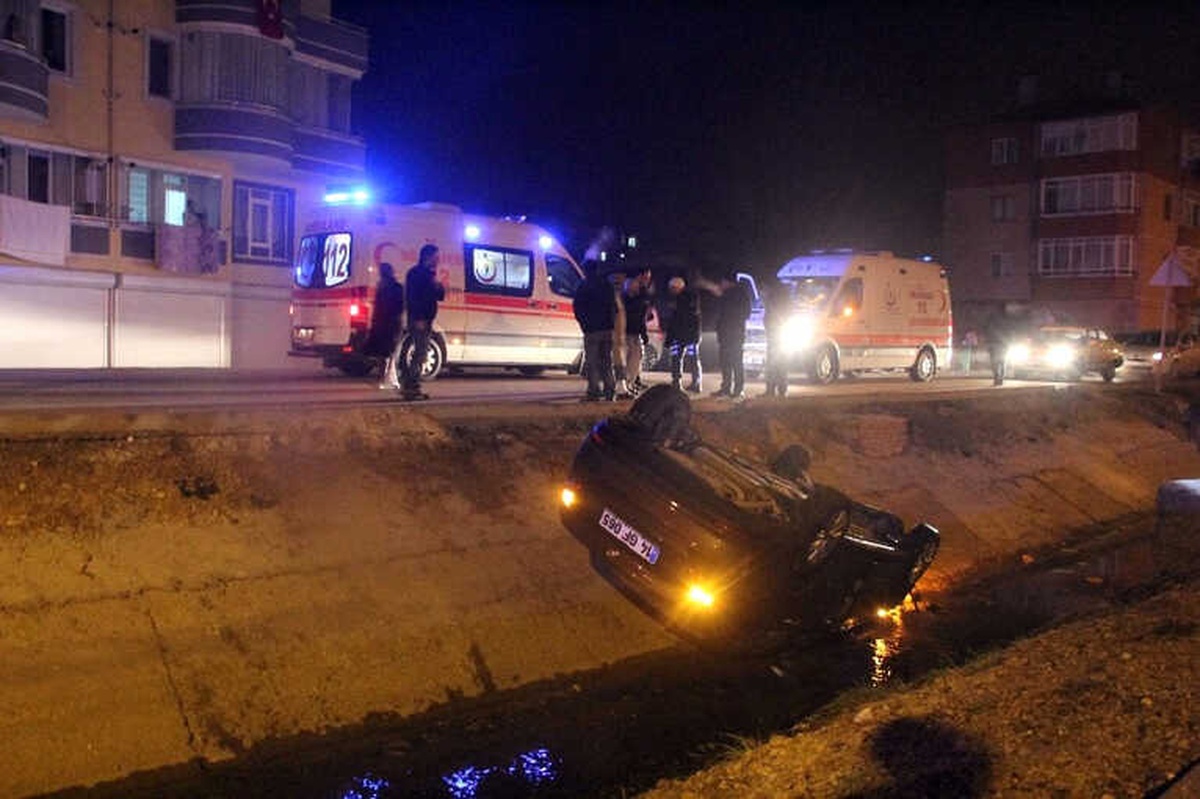 Kontrolden Çıkan Otomobil Su Kanalına Uçtu: 2 Yaralı