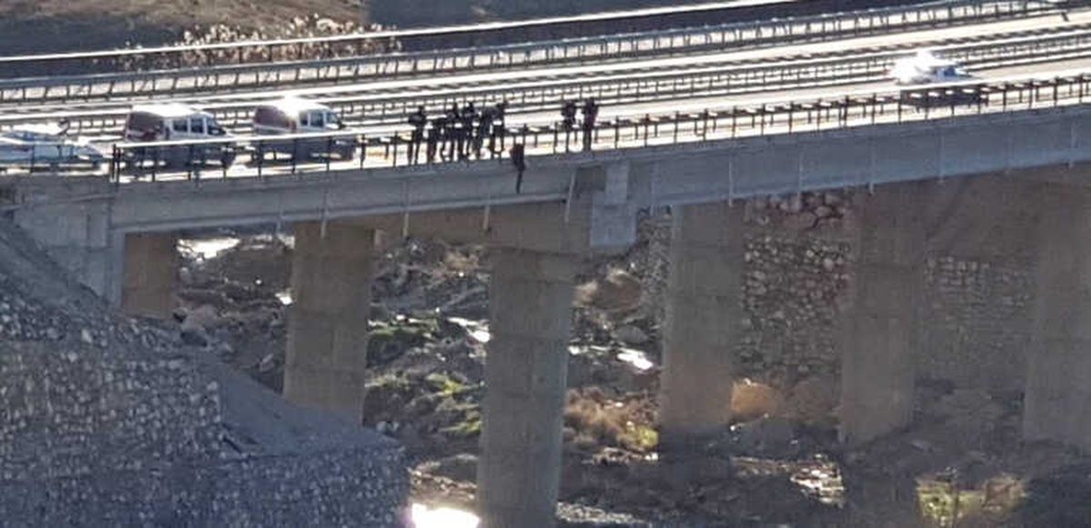 Köprüden Atlamak İsteyen Şahsı Polis Kurtardı