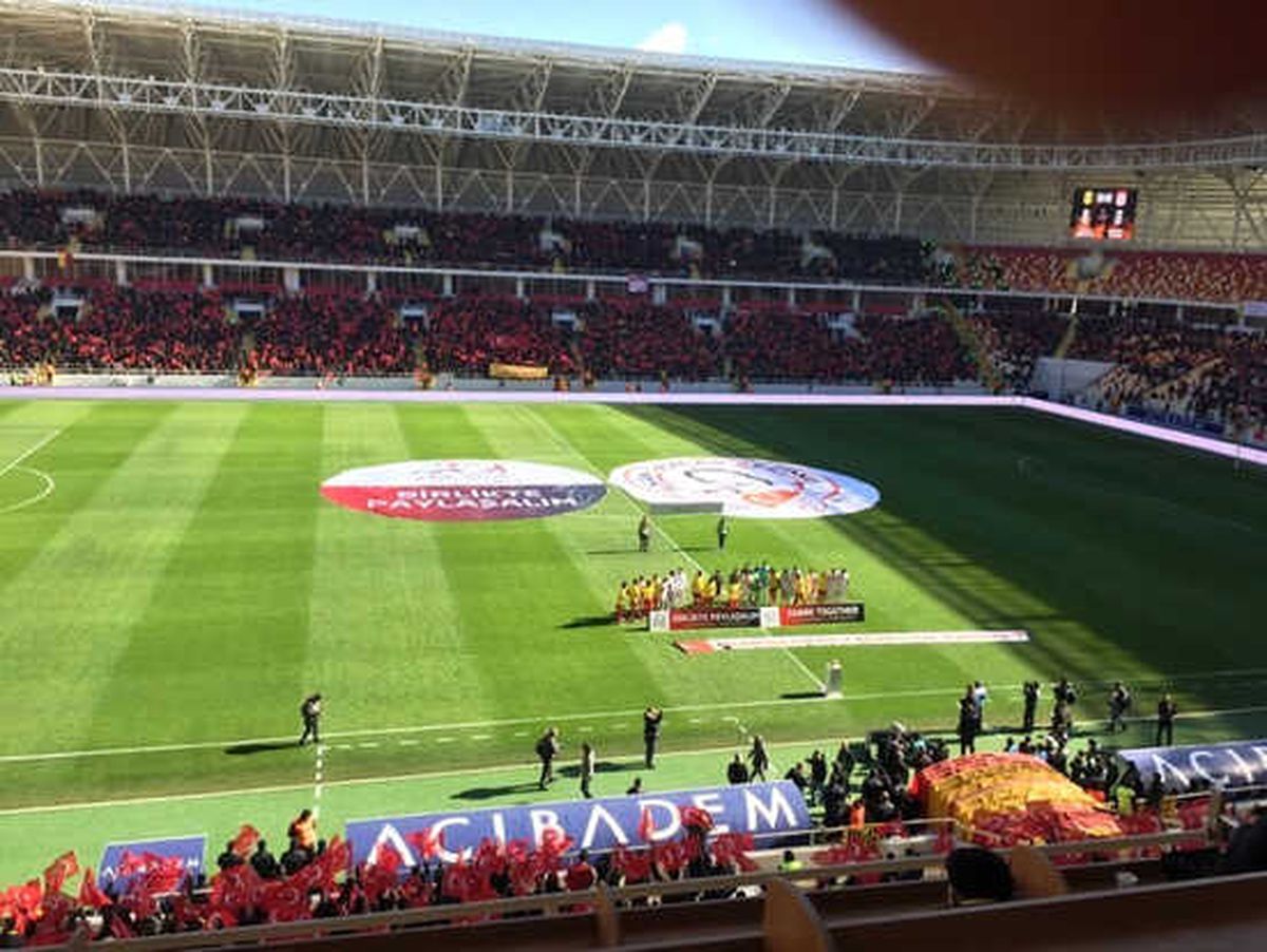 Maça Gelen Taraftara Türk Bayrağı Dağıtıldı